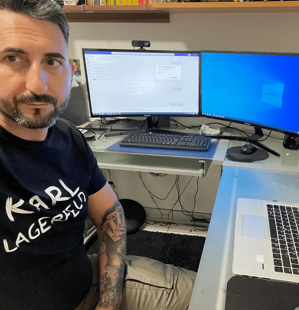 Marko Cvetkovic an seinem Schreibtisch mit zwei Monitoren