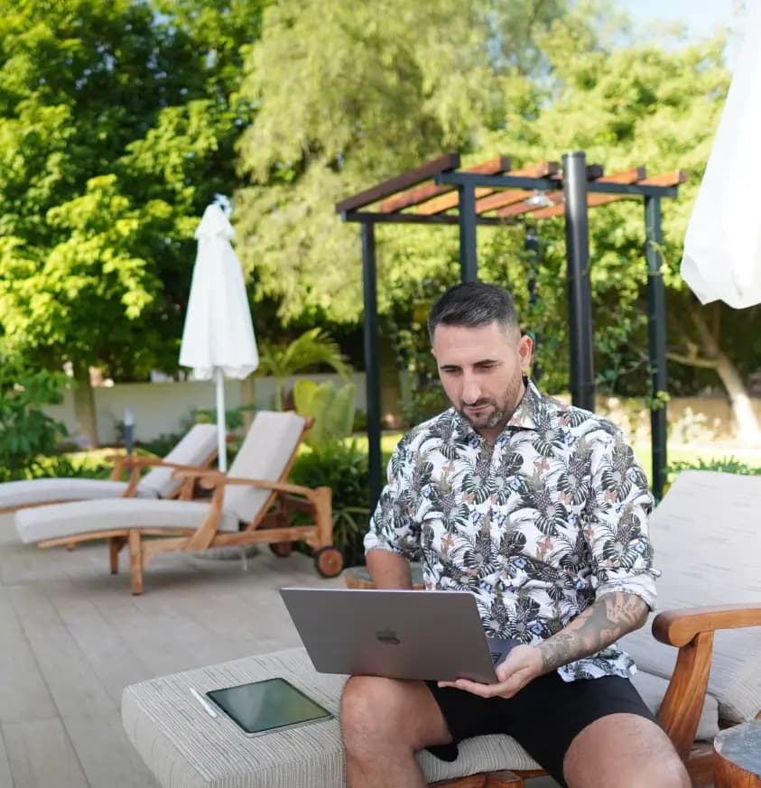 Marko mit seinem Laptop im Freien