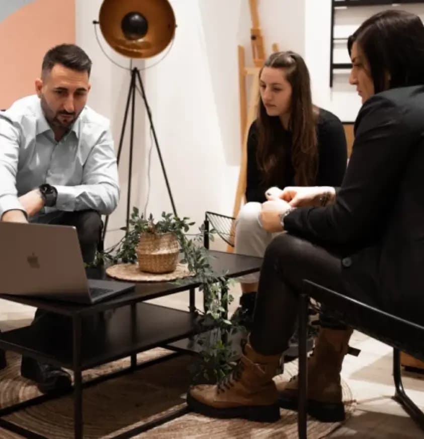 Marko Cvetkovic im persönlichen Austausch am Laptop