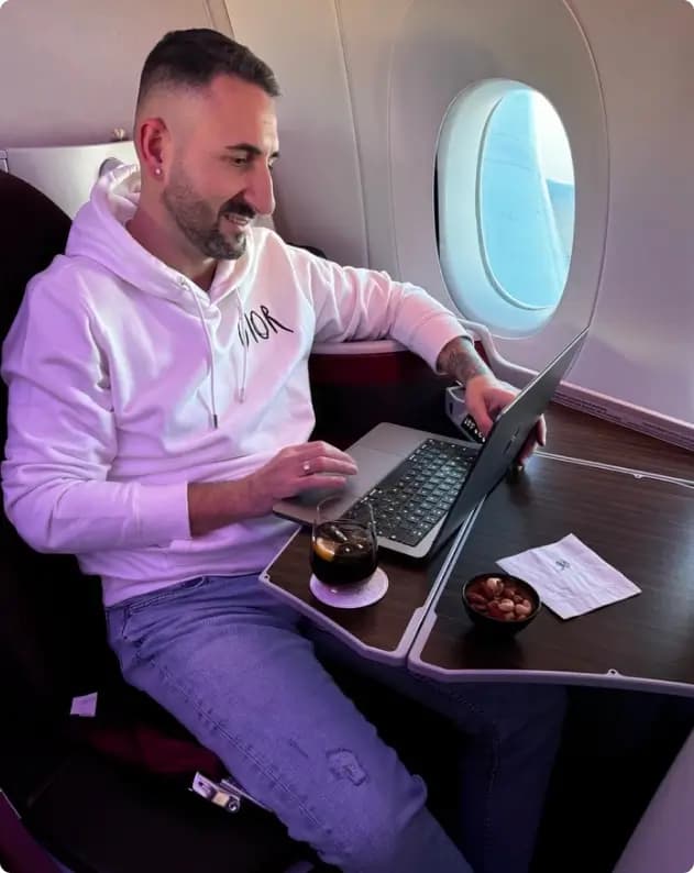 Marko Cvetkovic arbeitet unterwegs an seinem Laptop